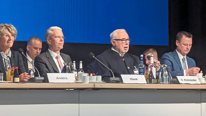 Von links: Finanzvorständin Uta Anders, Vorstandsvorsitzender Christoph Klenk, Aufsichtsratsvorsitzender Volker Krons-eder, Konzernbetriebsratsvorsitzender Josef Weitzer.