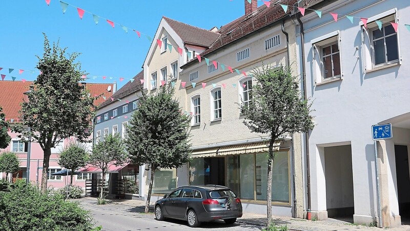 Das ehemalige Bachmaier-Anwesen zwischen Volksbank und Schuhhaus Zirngibl soll in einen Hotelleriebetrieb umgebaut werden.