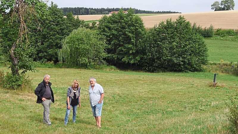 Lucinde Haeselbarth auf ihrem Grundstück mit ihrem Mann Bruno Lorenz (rechts) und Nachbar Johann Menzel. Hinter den Bäumen befindet sich die Fläche, auf der die Solarmodule geplant sind.