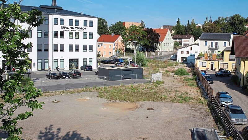 Noch immer klafft eine Lücke in Brunnendorf. Auf dem Gelände plant die HG Projektentwicklung ein Wohn- und Geschäftshaus.