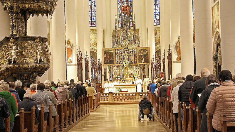 Zahlreiche Gläubige sind am Dienstagabend zur Maiandacht der Stadt Straubing in die Basilika St. Jakob gekommen.