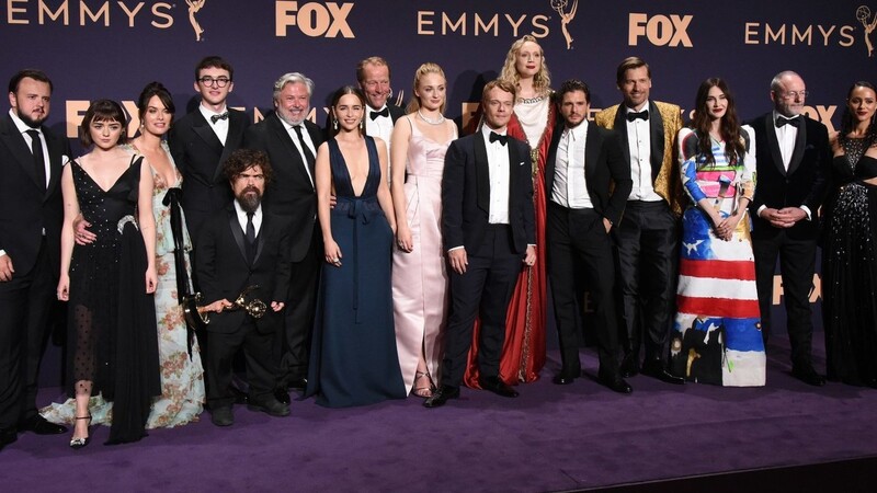 Die Fantasy-Serie "Game of Thrones" wurde mit insgesamt zwölf Emmys überschüttet - da freuen sich die Schauspieler natürlich.