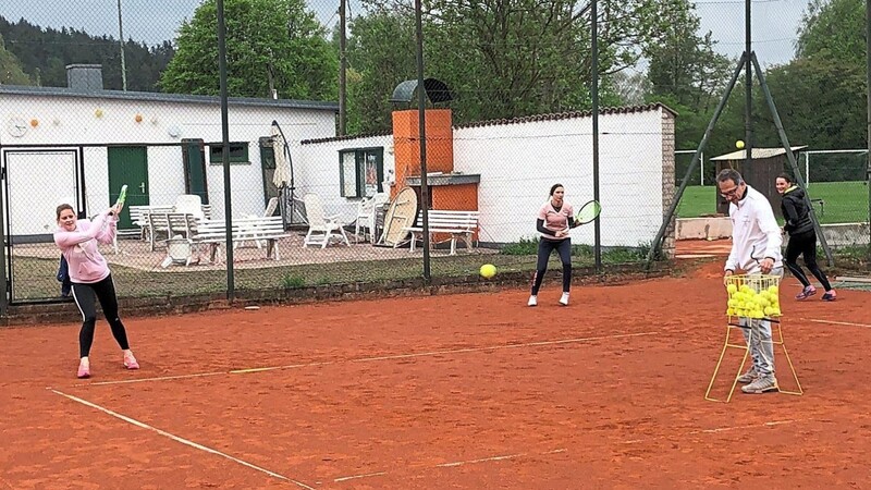 Daniel Christoph trainiert mit der Damenmannschaft. Tennis erlebt seit einiger Zeit wieder einen Aufschwung in Furth.
