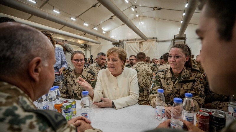 Bundeskanzlerin Angela Merkel (CDU) spricht in Mali mit Bundeswehrsoldaten des deutschen Einsatzkontingents MINUSMA im Camp Castor.