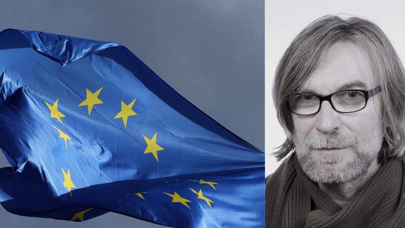 EU-Flagge und Professor Jerzy Maćków