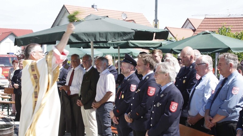 Nicht nur das neue Feuerwehrgerätehaus segnete Pfarrer Victor Spielauer, natürlich auch die Feuerwehrleute.