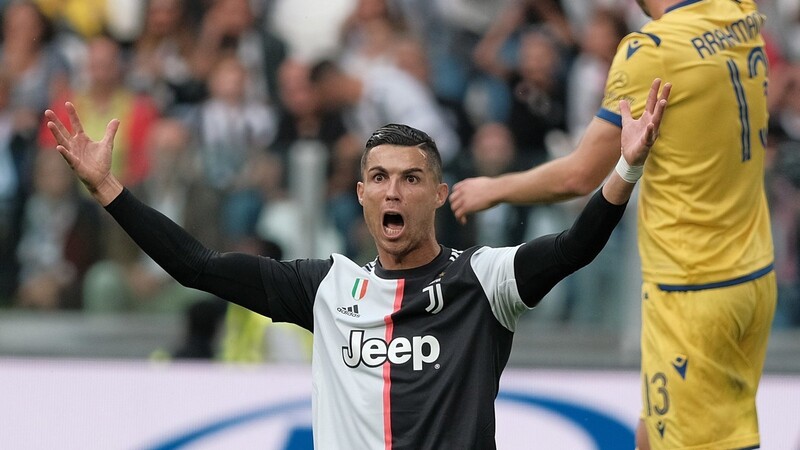 Cristiano Ronaldo (Nummer 7) spielt derzeit bei Juventus Turin und gewann mit seinem Verein die Serie A. Er wurde zum wertvollsten Spieler in diesem Wettbewerb gewählt. Außerdem verhalf er Portugal als bester Torschütze der Finalrunde zum Gewinn der UEFA Nations League. Er ist nominiert für den "FIFA-Weltfußballer"-Award.