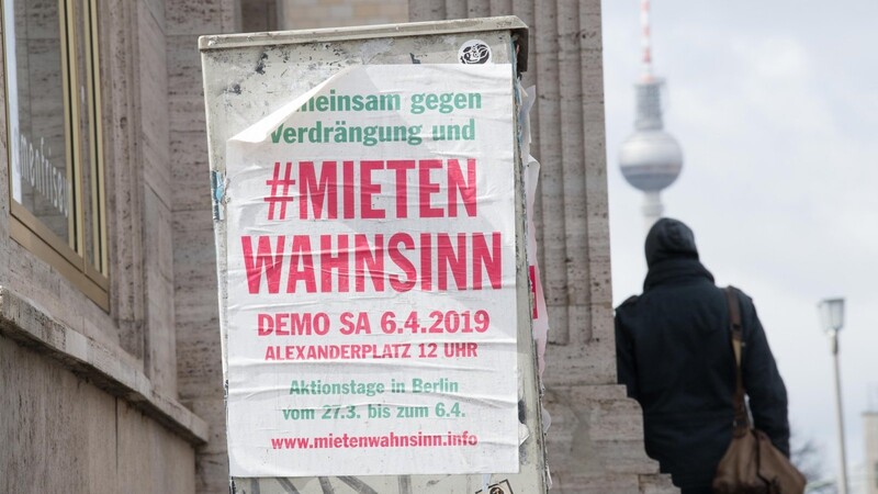 Mit einem Plakat auf der Karl-Marx-Allee wird zu einer Demonstration gegen steigende Mieten aufgerufen.