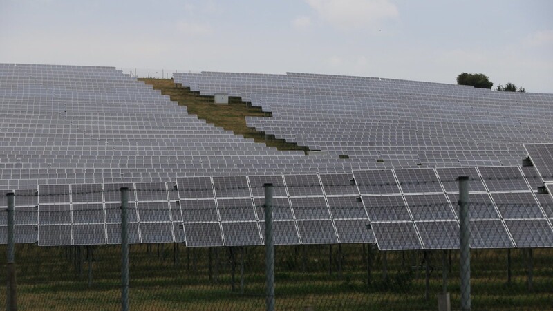 Wechselrichter im Gesamtwert von rund 80.000 Euro erbeuteten Diebe im Solarpark Binsham.
