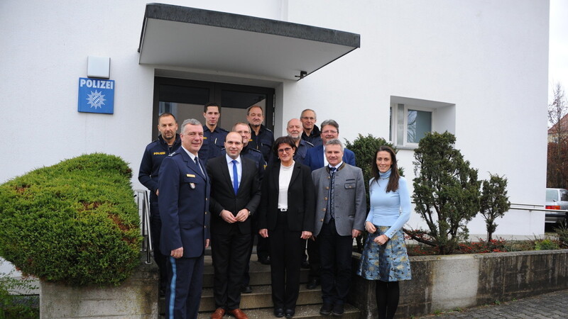 Die Delegation der Politiker aus Bund, Land, Landkreis und Stadt mit Polizeiinspektionsleiter Hermann Vogelgsang (links) und seinen Kollegen.
