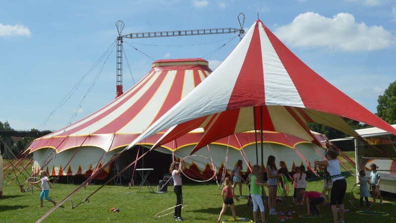 Natürlich darf beim Mitmach-Zirkus auch das echte Zirkuszelt nicht fehlen.