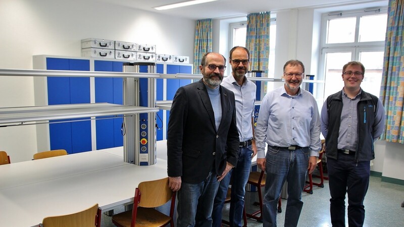 Ein Teil der Einrichtung ist schon da: Schulleiter Dr. Hubert Balk, Roland Kastner, Robert Wagenbrenner und Joachim Bauer (von links) im neuen digitalen Schülerlabor des Joseph-von-Fraunhofer-Gymnasiums.