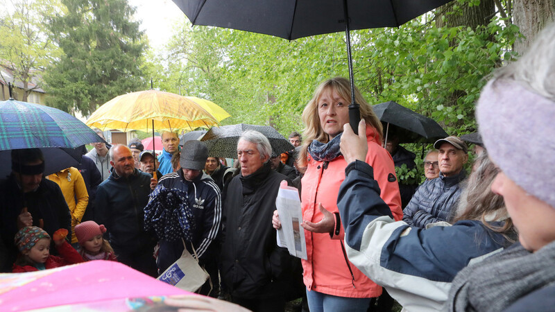 ÖDP-Stadträtin Elke März-Granda (in oranger Jacke) bei der Ortsbegehung Rosental Anfang Mai