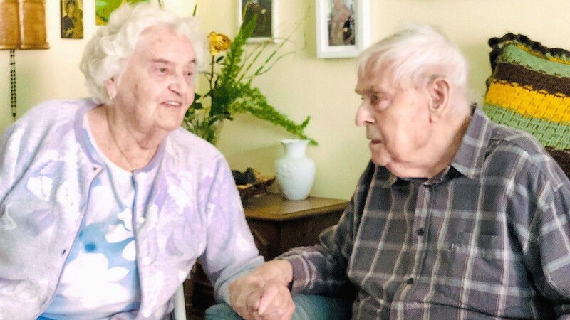 So verliebt wie vor 70 Jahren sind die Gruberts auch heute noch. Ihr Erfolgsgeheimnis? "Die Liebe muss echt sein... und man muss sich gegenseitig gehorchen", sagt Erika Grubert und ihr Leo nickt.