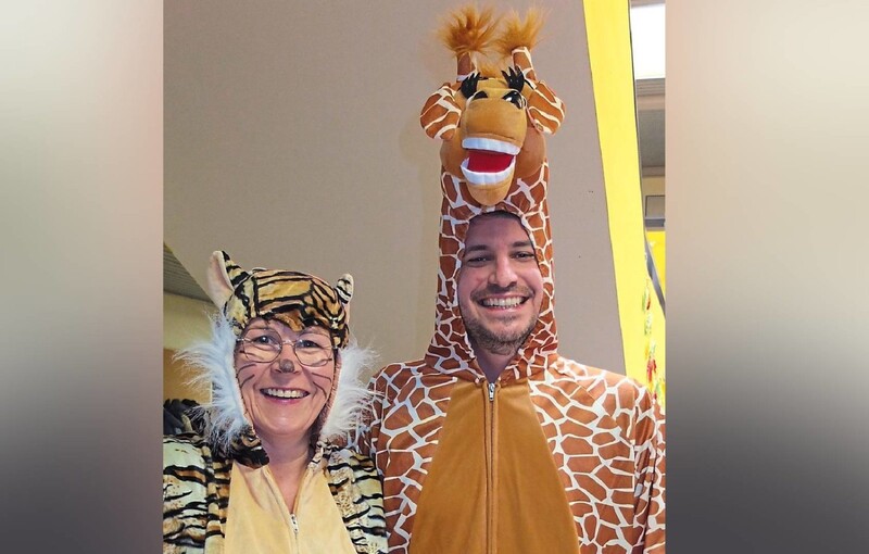 Heike Aichner als Tiger und Bürgermeister Matthias Kohlmayer als Giraffe hatten viele Blicke auf ihrer Seite.