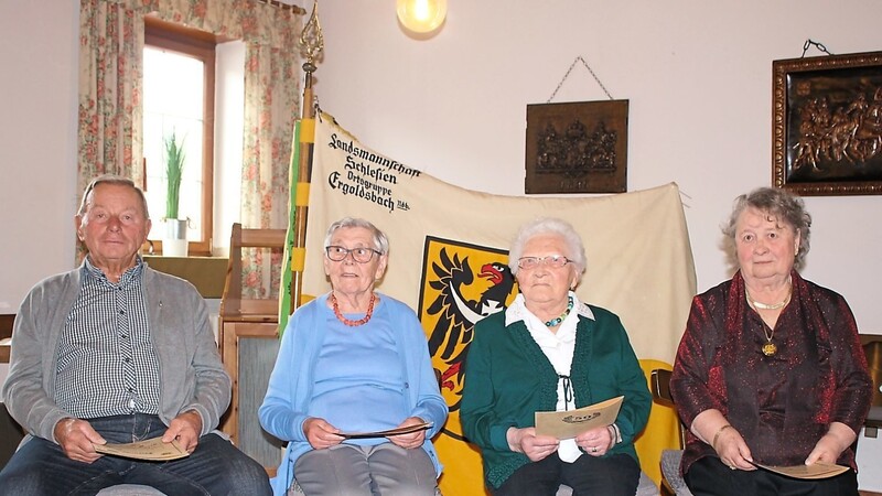 Heinz Köllner (v.l.), Erika Wende, Ruth Rammelsberger und Helga Gora wurden für mehr als 50 Jahre Vereinszugehörigkeit geehrt.