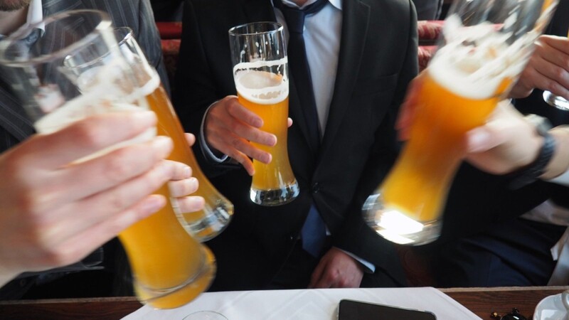 Zum Feierabend oder zum Feiern an sich: Am öftesten wandert in Deutschland Bier aus Bayern über den Tresen.