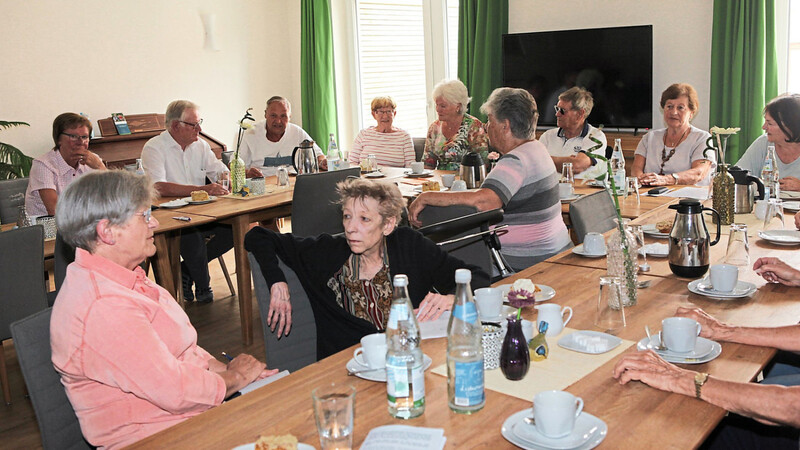 Die Bewohner des Seniorengerechtens Wohnens diskutierten bei ihrem Kaffeenachmittag. Unter den Gästen war auch Hannelore Wagner, die Leiterin der "Bürgerinitiative Ziegeleigelände" (l.).