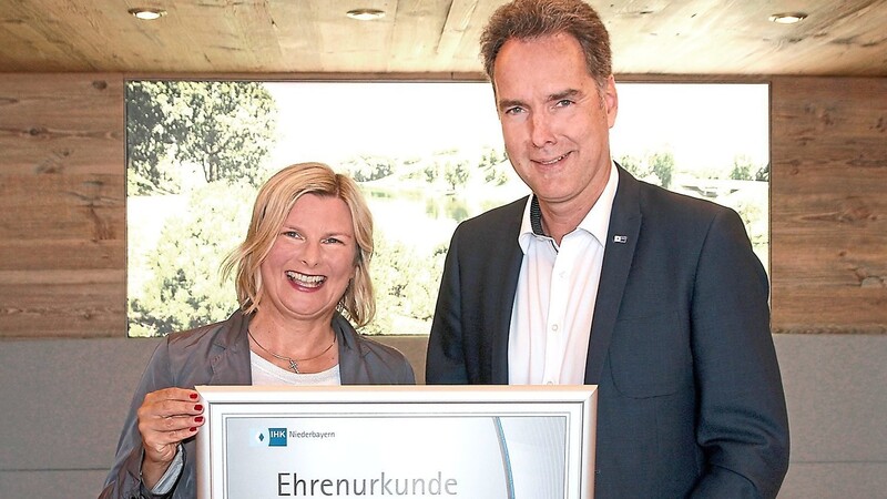 Birgit Weinzierl nahm von IHK-Hauptgeschäftsführer Alexander Schreiner die Ehrenurkunde entgegen.