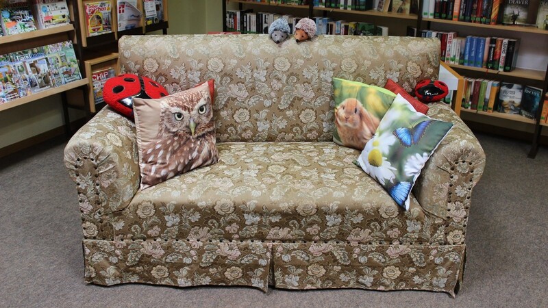 Auf dieser gemütlichen Couch in der Bücherei können die Leser bisher Platz nehmen.