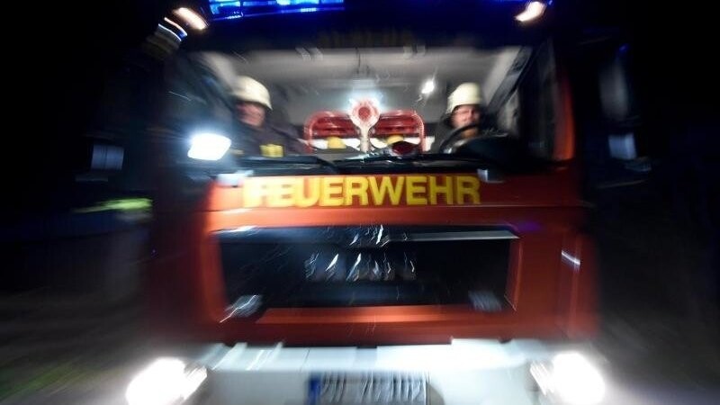 In der Nacht auf Samstag kam es vor einem Supermarkt in Simbach am Inn im Kreis Rottal-Inn zu einem Brand. (Symbolbild)
