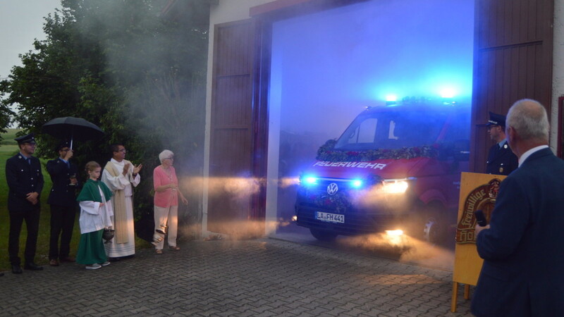 Richtig spannend führten die Holzhausener Feuerwehrleute ihr neues Fahrzeug vor.