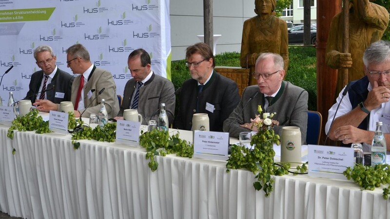 Auf dem Podium der Pressekonferenz im Rahmen der Hopfenrundfahrt (v. l.): Otmar Weingarten, Adolf Schapfl, Hubert Aiwanger, Martin Wolf, Peter Hintermeier und Peter Doleschel.