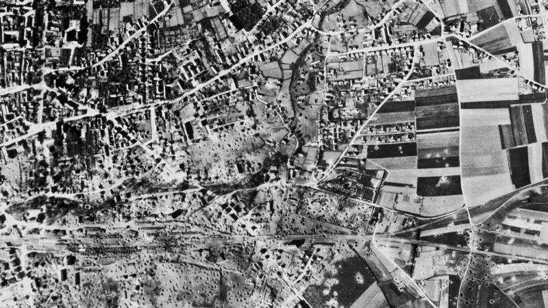 Diese Aufnahme entstand zwei Tage nach dem Abwurf der Fliegerbomben über Straubing am 18. April 1945 und zeigt die Bombenkrater.