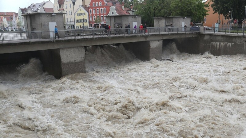 In Landshut hat die Freiwillige Feuerwehr am Dienstag Nachmittag die mobile Hochwasserschutzwand an der Isar aufgebaut.