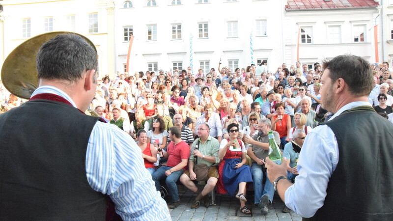 Bei lauem Sommerabendwetter haben sich gestern um die 1 000 Straubinger beim Tribünenfest am Vorabend des Volksfestauszugs auf die fünfte Jahreszeit eingestimmt.