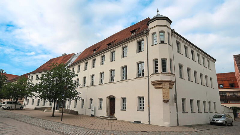 Im Landgericht Memmingen hat am Freitag der Prozess um den Uhrenhändler-Überfall begonnen. 40 Zeugen sind für das Verfahren vorgeladen.
