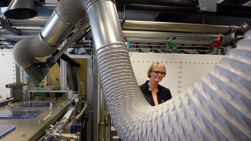 Ministerin Karliczek steht bei einem Besuch im Zentrum für Sonnenenergie- und Wasserstoffforschung Baden-Württemberg in Ulm in einem Labor. Sie sieht in Ulm auch künftig einen Hauptstandort für die Batterieforschung in Deutschland.