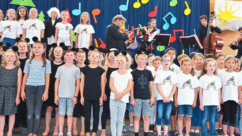 Die Kinder der Regenbogen-Grundschule gaben zusammen mit den Profimusikern des BR beim Abschlusskonzert eine glänzende Vorstellung.