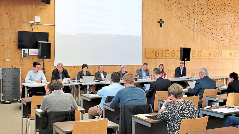 Die Kreisausschusssitzung fand am Mittwochnachmittag in der Aula der Regener Realschule statt. Neben dem Haushaltsentwurf für 2023 war die Gründerwerkstatt für Glasschaffende Thema.