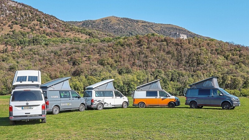 VW-Campingbusse bieten bei relativ kompakten Abmessungen viel Platz für Urlauber und Gepäck. 