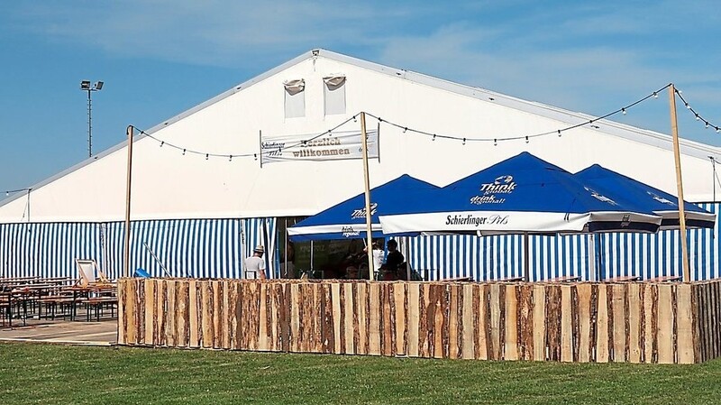 Das Festzelt bietet mit dem großzügigen Biergarten rund 2200 Personen Platz.