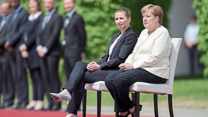 Bundeskanzlerin Angela Merkel (CDU, r.) sitzt neben der dänischen Ministerpräsidentin Mette Frederiksen beim Empfang vor dem Kanzleramt.