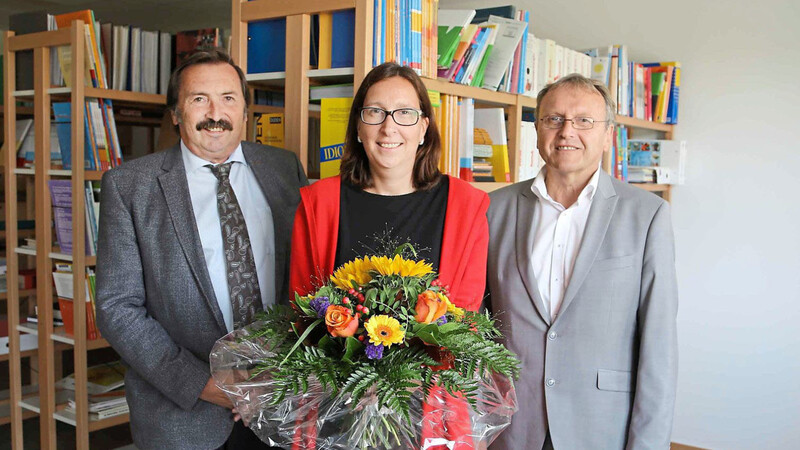Schulleiterin Sabrina Wanninger mit Bürgermeister Hugo Bauer (links) und Schulamtsdirektor Karl Utz.