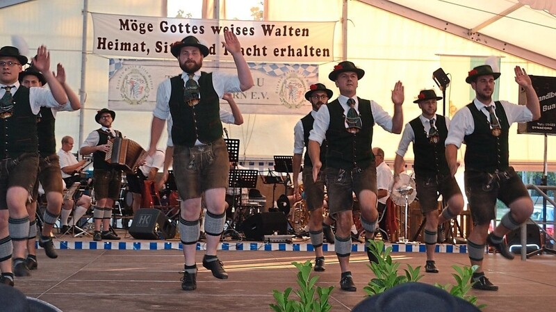 Die Plattler des Vereins "Dö lustign Holzlandla Kudlhub" zeigten eine gelungene Darbietung.
