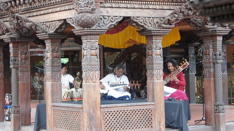 Prabhasch, Vikash und Abhishek Maharaj (von links) spielten melodische Improvisation, die verschiedene Stimmungen des Lebens übermittelten.