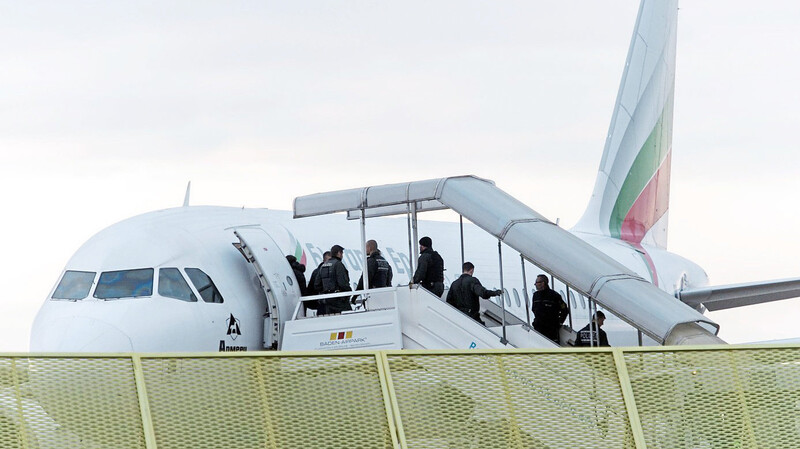 Immer wieder müssen Beamte der PI Wörth abgelehnte Asylbewerber zum Flughafen bringen. Das Symbolbild zeigt Flüchtlinge, die am 17. Dezember 2017 in Baden-Württemberg in ein Flugzeug steigen.