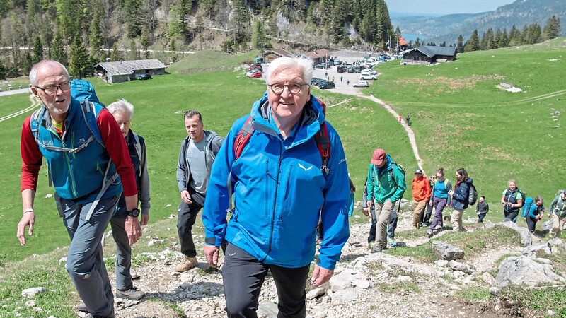 Bundespräsident Frank-Walter Steinmeier wandert mit Vertretern des Deutschen Alpenvereins (DAV) im oberbayerischen Spitzingseegebiet zur Schönfeldhütte, die auf 1410 Meter liegt.