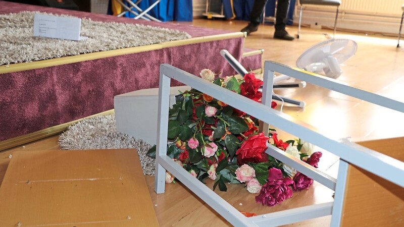 Liebevoll war das Predigtpult mit einem üppigen Blumenstrauß dekoriert. Der Täter hatte davor keinerlei Respekt.
