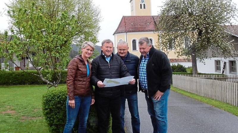 Stadträtin Belinda Kufner, Kreisrat Heinrich Schmidt, dritter Bürgermeister Hans Wühr und Stadtrat Thomas Stern besprechen den Breitbandausbau für den Ortsteil Schönau.