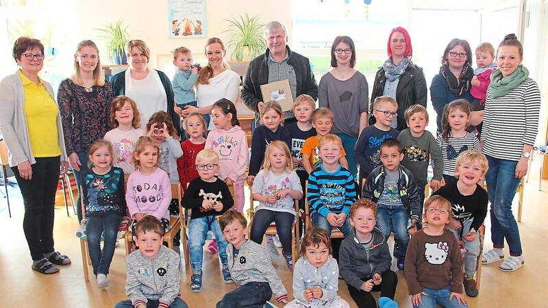 Überraschung gelungen: Die Kindergartenkinder und der Elternbeirat gratulierten Helmut Heumann zum 60. Geburtstag.