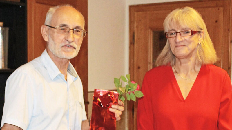 Der dritte Bürgermeister Herbert Wesselsky gratulierte Sandra Scheck nach ihrer Wahl verwies und mit einer Rose auf die "schöne, aber gelegentlich auch stachelige Seite" der Bürgermeisterkandidatur.