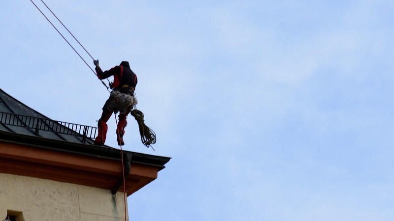 Zwei Männer einer österreichischen Firma, die sich auf "Denkmalschutz gerüstlos" spezialisiert hat, verputzten die Schmuckgiebel in rund 50 Metern Höhe neu.