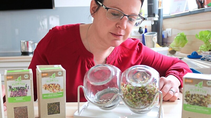 Eine Sprossenaufzucht beherbergt Steffi Rackl in der Küche auf dem Fensterbrett. Sogenannte "Microgreens" sind Teil der Selbstversorgung.