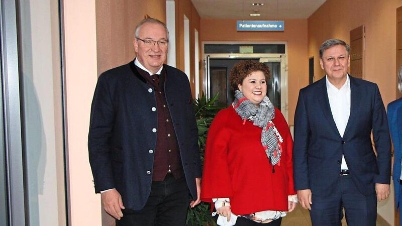 Landrat Franz Löffler und Bürgermeisterin Alexandra Riedl bescheinigen dem bisherigen Klinikgeschäftsführer Klaus Fischer eine gute Arbeit.