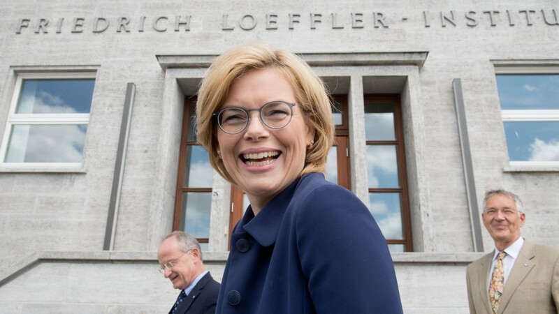 Landwirtschaftsministerin Julia Klöckner (CDU) hat Pläne für ein freiwilliges Tierwohlkennzeichen. (Archivfoto)